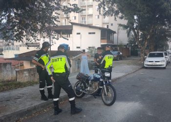 Condutor é levado para delegacia e moto com placa adulterada é apreendida em Poços de Caldas