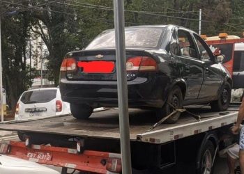 Carro com 28 multas é removido ao pátio do Detran