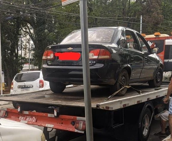 Carro com 28 multas é removido ao pátio do Detran