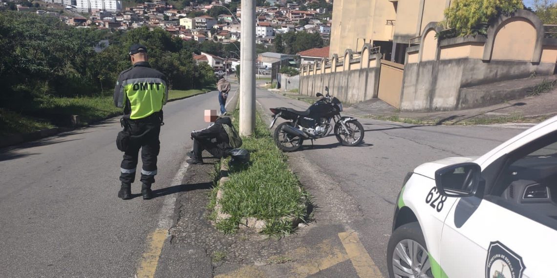 Rapaz inabilitado foge de agentes, cai da moto e acaba detido em Poços de Caldas