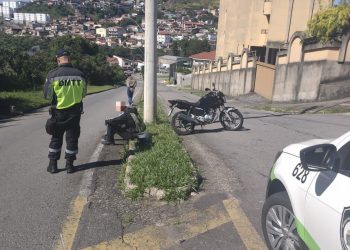 Rapaz inabilitado foge de agentes, cai da moto e acaba detido em Poços de Caldas