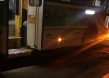 Homem apedreja ônibus de transporte público em Poços