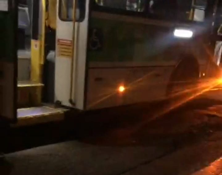 Homem apedreja ônibus de transporte público em Poços