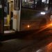 Homem apedreja ônibus de transporte público em Poços