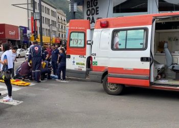 Idoso é atropelado por carro no Centro de Poços de Caldas