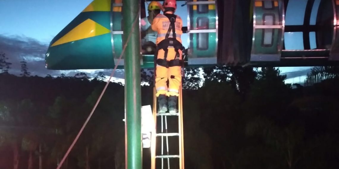 5 pessoas ficam presas em vagões de monotrilho de resort Poços de Caldas