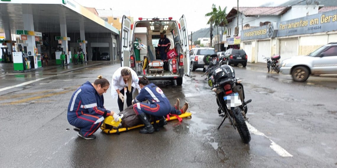 Carro avança em sinalização de pare e causa acidente em Poços de Caldas