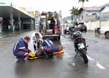 Carro avança em sinalização de pare e causa acidente em Poços de Caldas