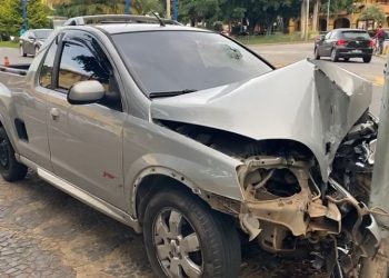 Motorista fica ferido após bater caminhonete contra poste em Poços de Caldas