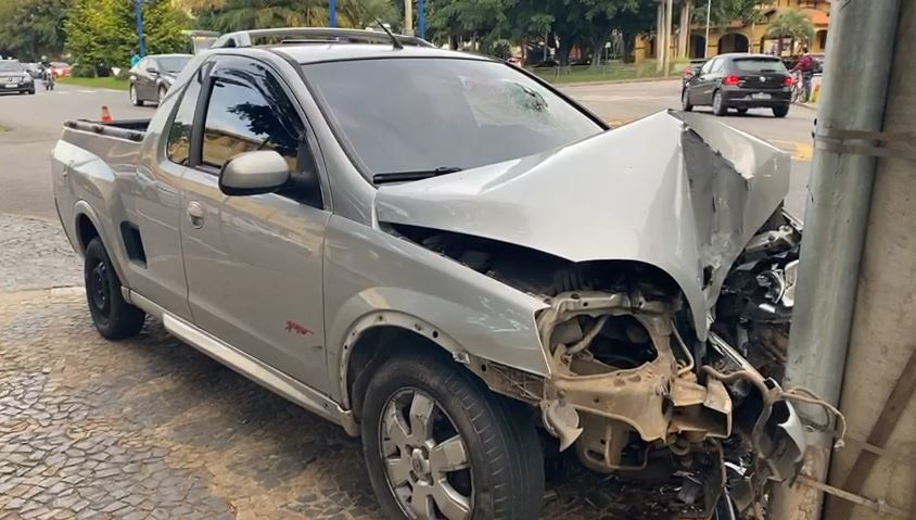 Motorista fica ferido após bater caminhonete contra poste em Poços de Caldas