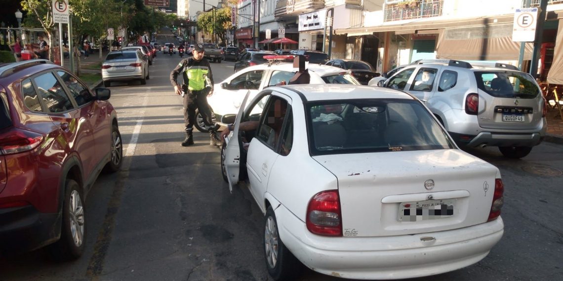 Condutor embriagado é preso por agentes do Demutran após quase bater em vários veículos em Poços de Caldas