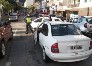 Condutor embriagado é preso por agentes do Demutran após quase bater em vários veículos em Poços de Caldas
