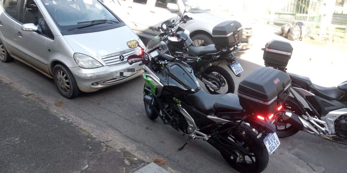 Carro que fugiu de abordagem e quase atropelou agentes é apreendido pelo Demutran de Poços