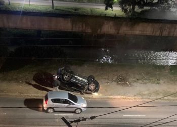 Carro capota na Avenida João Pinheiro em Poços