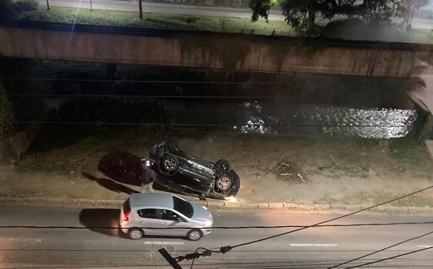 Carro capota na Avenida João Pinheiro em Poços