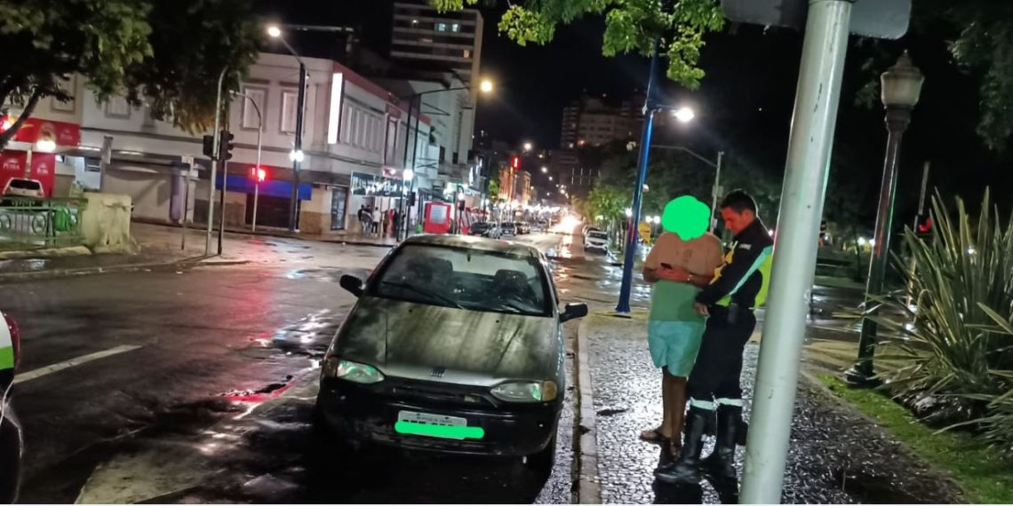 Condutor com CNH suspensa é detido após cometer crime de trânsito em Poços de Caldas