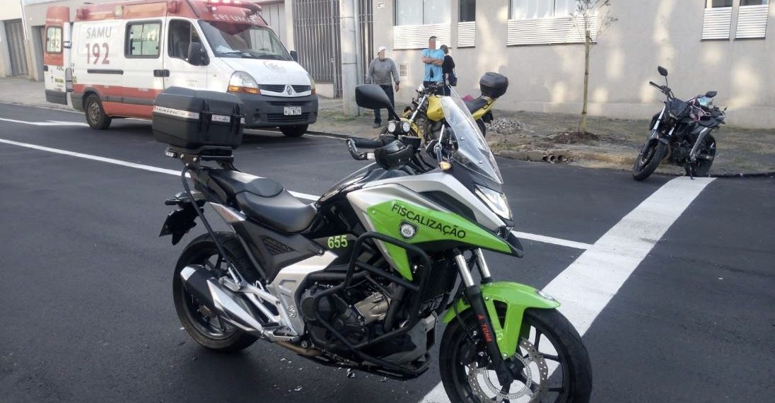 Acidente entre duas motos deixa mulher ferida em Poços de Caldas