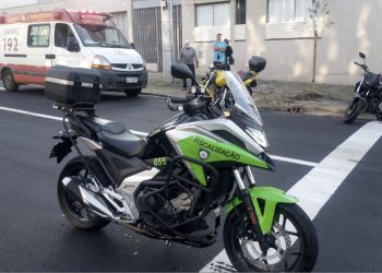 Acidente entre duas motos deixa mulher ferida em Poços de Caldas