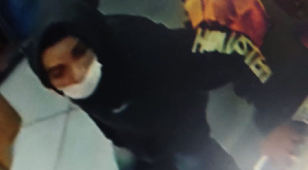 Suspeito armado rende empresário e clientes durante roubo em empresa de bebidas em Poços de Caldas