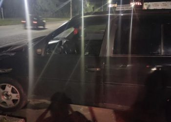 Homem embriagado bate carro contra ônibus e foge, mas acaba preso pela PM