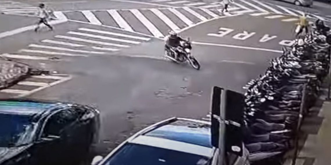 Vídeo: homem é flagrado furtando capacete no centro de Poços de Caldas