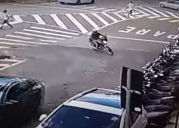 Vídeo: homem é flagrado furtando capacete no centro de Poços de Caldas