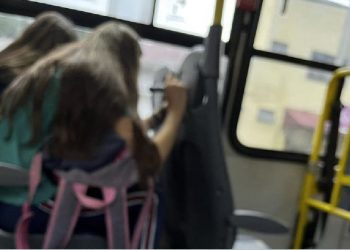 Menina é flagrada pichando banco de ônibus do transporte coletivo em Poços de Caldas