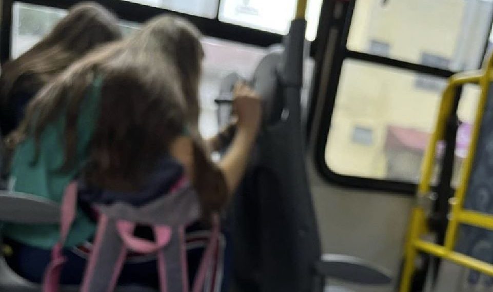Menina é flagrada pichando banco de ônibus do transporte coletivo em Poços de Caldas
