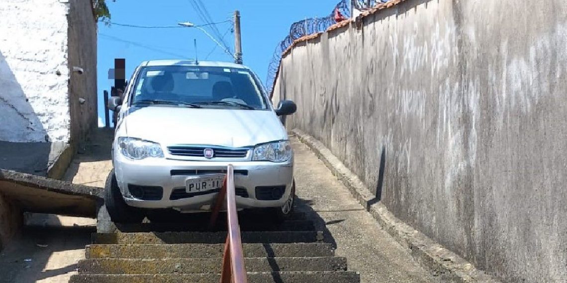 Condutor passa mal e carro cai em escadão na Zona Oeste de Poços de Caldas