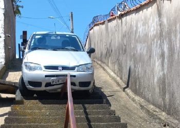 Condutor passa mal e carro cai em escadão na Zona Oeste de Poços de Caldas