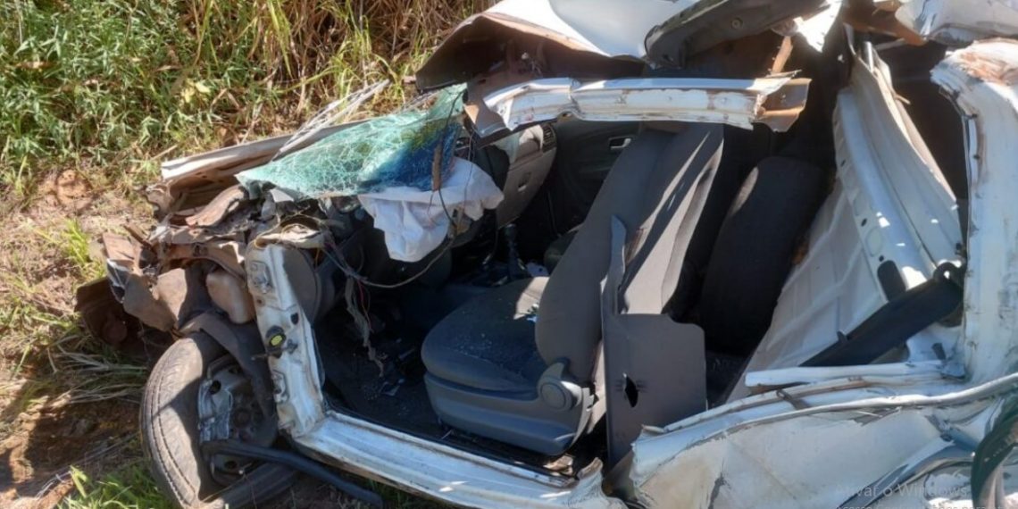 Acidente envolvendo caminhão de cilindros de oxigênio deixa uma pessoa ferida