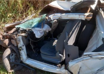 Acidente envolvendo caminhão de cilindros de oxigênio deixa uma pessoa ferida