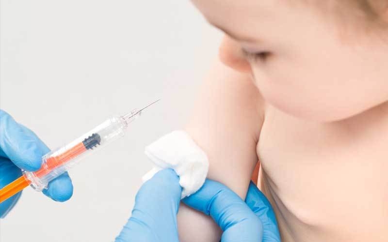 Meningite: infectologista alerta sobre os sintomas e complicações da doença