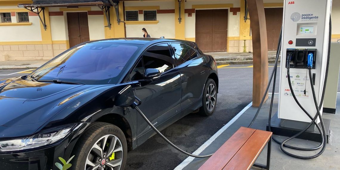 Poços de Caldas tem 126 veículos eletrificados e eletroposto atrai diversos modelos