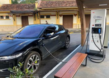 Poços de Caldas tem 126 veículos eletrificados e eletroposto atrai diversos modelos