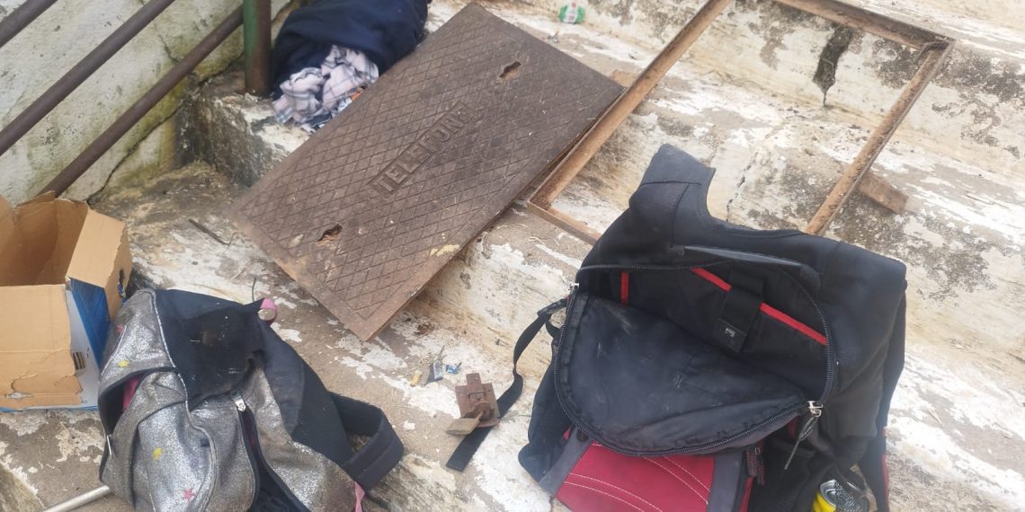 Dois homens são presos suspeitos de tentarem furtar tampas de caixas telefônicas em Poços