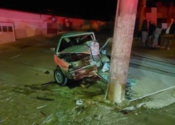 Condutor fica ferido após bater contra poste em Muzambinho