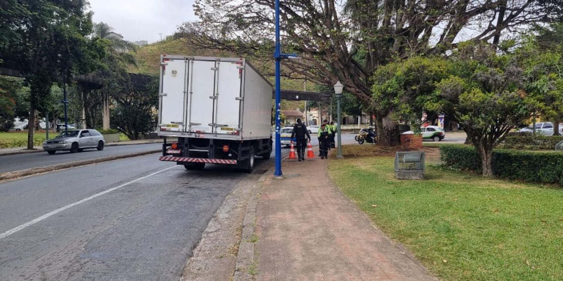 Veículo é removido durante Operação Carga Pesada em Poços