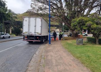 Veículo é removido durante Operação Carga Pesada em Poços