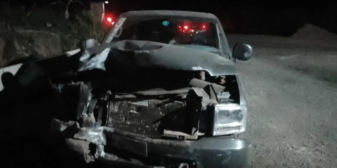 Acidente entre carro e caminhonete deixa dois feridos na BR-146