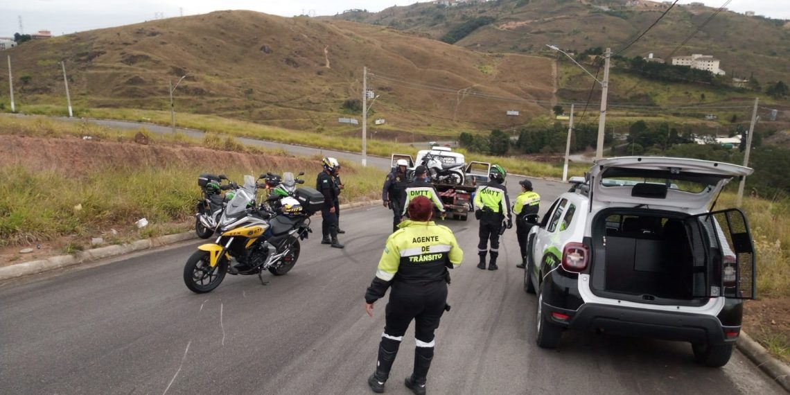 Dupla é presa e veículos removidos em operação do Gtran e Agentes de Trânsito em Poços