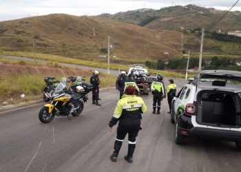 Dupla é presa e veículos removidos em operação do Gtran e Agentes de Trânsito em Poços