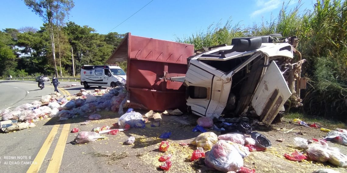 Motorista sai ileso após caminhão carregado de macarrão tombar em rodovia