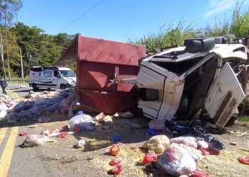 Motorista sai ileso após caminhão carregado de macarrão tombar em rodovia