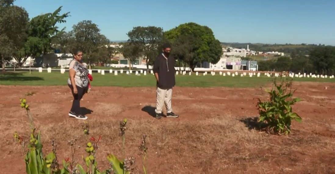 Moradores de São João enfrentam dificuldade para encontrar parentes após placas serem retiradas de túmulos
