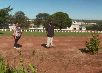 Moradores de São João enfrentam dificuldade para encontrar parentes após placas serem retiradas de túmulos