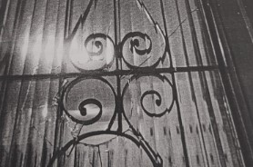 Homem danifica veículo, janelas do Centro Pop e ameaça guardas de morte em Poços