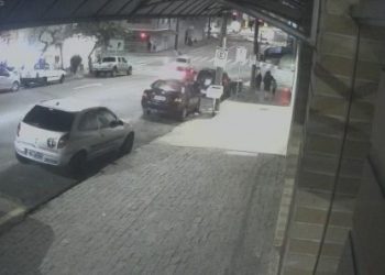 VÍDEO | Motorista avança sinal vermelho, provoca acidente e foge pela contramão em Poços
