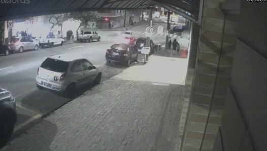 VÍDEO | Motorista avança sinal vermelho, provoca acidente e foge pela contramão em Poços