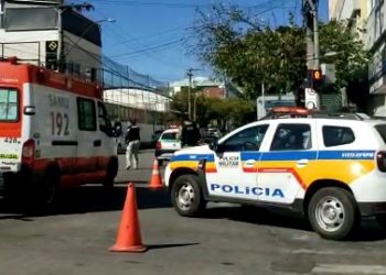 Pai é agredido com pedra após defender filha de ofensa de homem em Poços